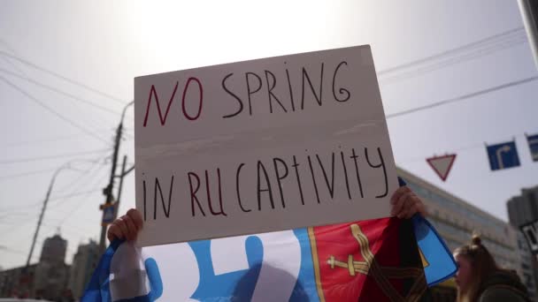 Украинский Активист Показывает Плакат Spring Captivity Митинге Посвященном Захваченным Защитникам — стоковое видео
