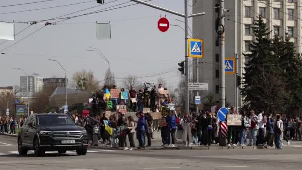Bir Grup Ukraynalı Aktivist Ellerinde Pankartlarla Rus Esaretinden Savaş Esirlerinin — Stok video