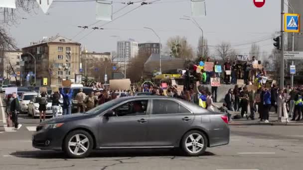 Grupo Activistas Ucranianos Manifestándose Junto Carretera Con Pancartas Free Azov — Vídeo de stock