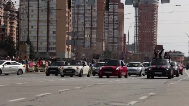 우크라이나어 활동가 우크라이나의 국기와 자동차에 마리우폴의 시연에서 Azovstal을 무료로 제공합니다 — 비디오