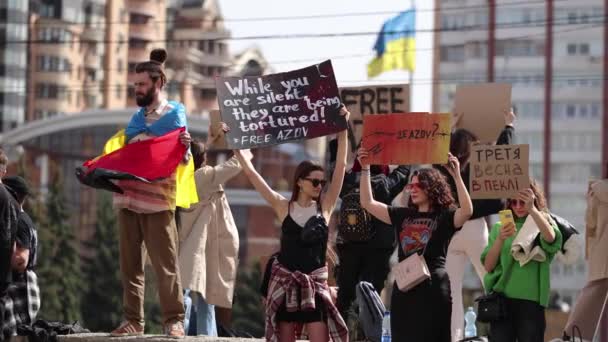 乌克兰积极分子举着 当你沉默时 他们正在遭受酷刑 的标语 自由阿佐夫 在为释放被抓获的Mariupol和Azovstal捍卫者而举行的示威中 2024年3月31日 — 图库视频影像