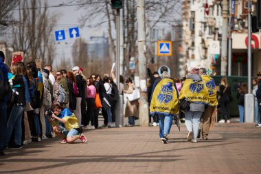 Azov tugayının bayraklarını takan Ukraynalı kadınlar Mariupol şehrinin yakalanan savunucularının serbest bırakılması için düzenlenen halk gösterisinde yürüyorlar. Kyiv - 31 Mart 2024