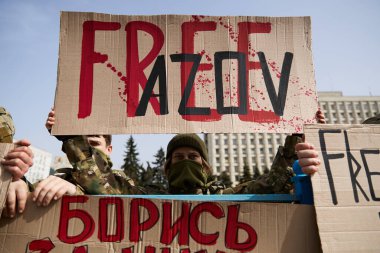 Mariupol ve Azovstal savunucularının serbest bırakılması için düzenlenen bir gösteride 