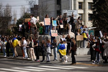 Bir grup Ukraynalı Mariupol 'ün yakalanan savunucularını Rus hapishanelerinden kurtarmak için gösteri yapıyor. Kyiv - 31 Mart 2024