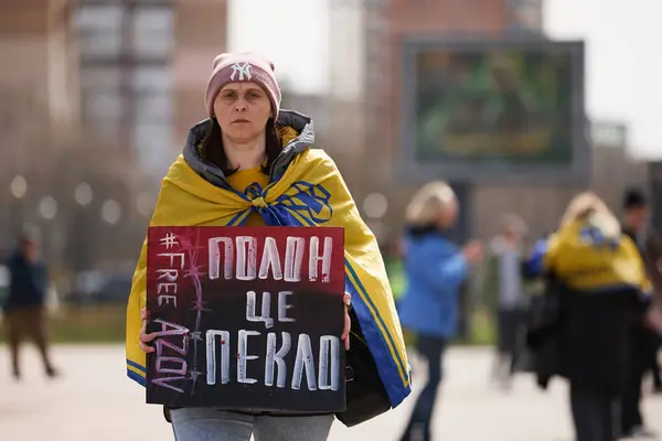 Ukrainska Kvinna Bär Nationell Flagga Axlarna Går Med Fana Fängelse — Stockfoto