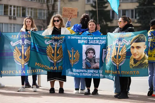 Familjer Till Tillfångatagna Ukrainska Marinsoldater Brigaden Försvarare Mariupol Poserar Med — Stockfoto