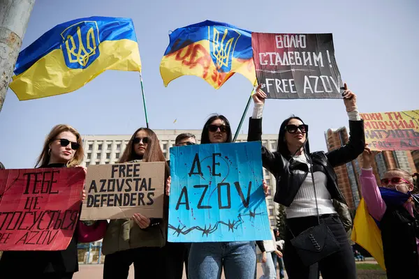 Ukrainska Kvinnor Poserar Med Banderoller Free Azov Och Nationella Flaggor — Stockfoto