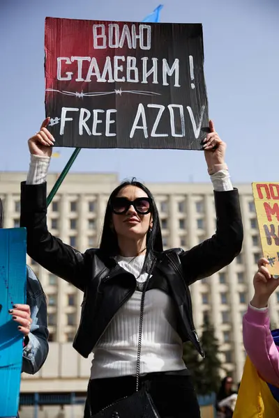 Ukrainska Kvinna Poserar Med Fana Free Steel People Fri Azov — Stockfoto