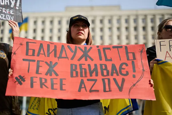 Ukrán Aktivista Pózol Egy Transzparenssel Közömbösség Szabadítsd Azovot Egy Tüntetésen Jogdíjmentes Stock Fotók