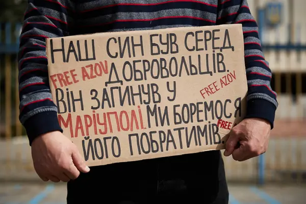 Aktivista Tart Egy Transzparens Fiunk Elment Hogy Megvédje Mariupol Most Jogdíjmentes Stock Fotók