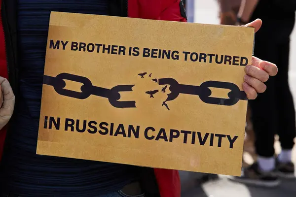 사람은 시연에서 형제는 러시아 포로로 고문되고있다배너를 보유하고 있습니다 키예프 2024 스톡 사진