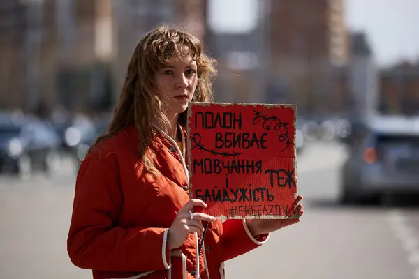 Mujer Ucraniana Posando Con Una Pancarta Cautiverio Mata Silencio Indiferencia Imagen de archivo