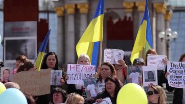 Ukrayna halkı ulusal bayraklarla gösteri yapıyor. Kyiv - 6 Nisan 2024