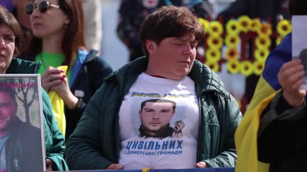 Smutna Ukrainka Koszuli Portretem Syna Żołnierza Sił Zbrojnych Ukrainy Który — Wideo stockowe