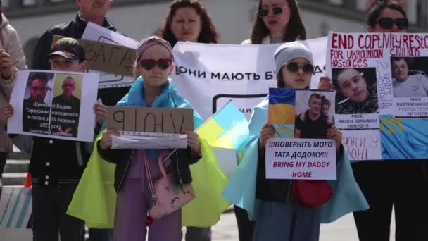 Ukrainska Barn Poserar Med Banderoller Och Affischer Offentlig Demonstration Tillägnad — Stockvideo