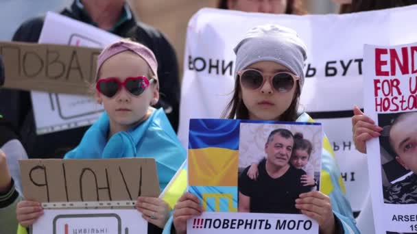 Küçük Ukraynalı Kız Savaş Esiri Babasının Portresiyle Poz Veriyor Kyiv — Stok video