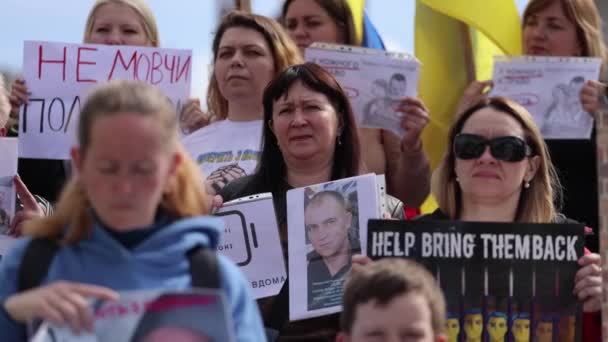 Ουκρανές Γυναίκες Συγγενείς Συλληφθέντων Υπερασπιστών Της Ουκρανίας Διαδηλώνουν Πανό Για — Αρχείο Βίντεο