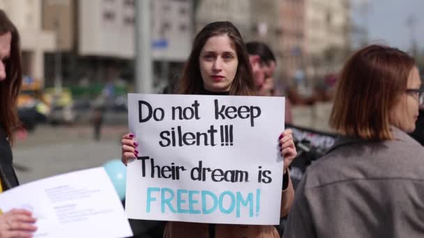Ukrainischer Aktivist Posiert Mit Einem Banner Schweigt Nicht Ihr Traum — Stockvideo