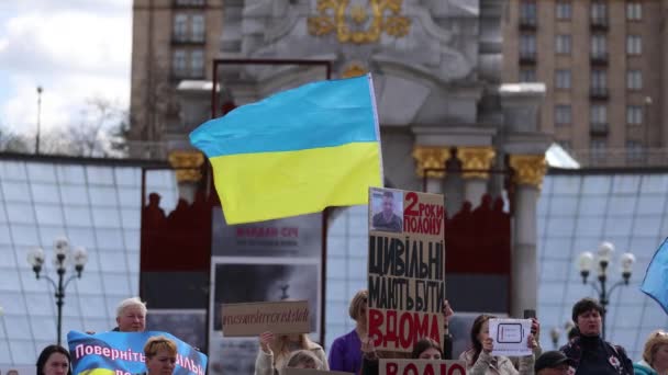 Ukrainas Nationella Flagga Offentlig Demonstration Maidan Square Kiev April 2024 — Stockvideo