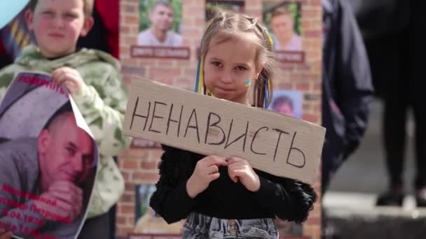 Liten Ukrainsk Flicka Poserar Med Fana Hata Offentlig Demonstration Mot — Stockvideo