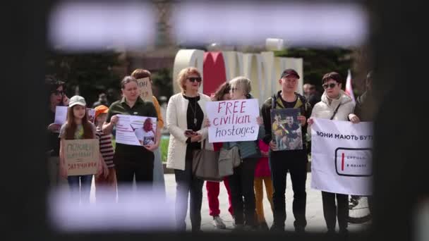 Українська Жінка Тримає Прапор Вільних Цивільних Заручників Демонстрації Звільнення Полонених — стокове відео