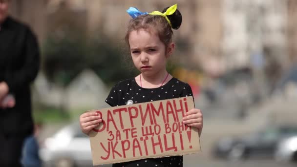 Det Lilla Ukrainska Barnet Har Banderoll Captured Being Ukrainians Offentlig — Stockvideo