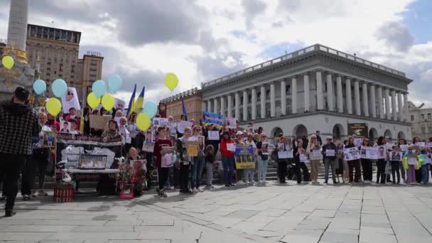 Stor Grupp Ukrainare Protesterar Mot Rysk Fångenskap Och Kräver Frigivning — Stockvideo