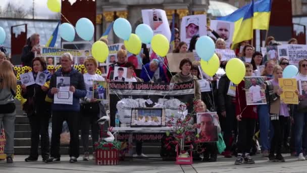 Angehörige Gefangener Ukrainischer Soldaten Und Zivilisten Demonstrieren Auf Dem Maidan — Stockvideo