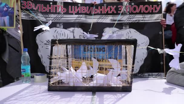 Kunstinstallatie Met Gekooide Vredesduiven Tijdens Demonstratie Gewijd Aan Gevangen Oekraïense — Stockvideo