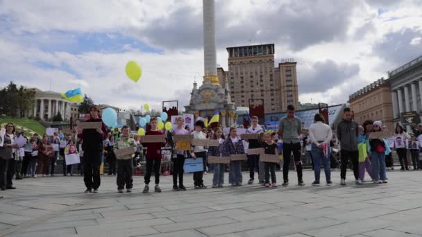 Dzieci Schwytanych Ukraińskich Żołnierzy Domagają Się Uwolnienia Swoich Ojców Rosyjskich — Wideo stockowe