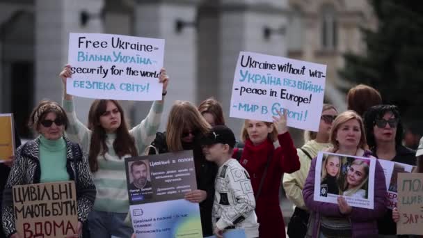 活動家は キエフでのデモで 自由なウクライナ 世界の安全 戦争のないウクライナ ヨーロッパの平和 の旗を保持しています 2024 — ストック動画