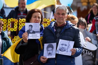 Üzgün Ukraynalılar 2022 'den beri Rusya' da tutsak kalan akrabalarının portrelerini gösteriyorlar. Kyiv - 6 Nisan 2024