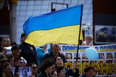 Ukraynalı vatansever, Meydan 'daki bir halk gösterisinde büyük bir ulusal mavi ve sarı bayrak taşıyor. Kyiv - 6 Nisan 2024