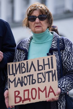 Üst düzey Ukraynalı kadın, Rus esaretine karşı düzenlenen halk gösterisinde 