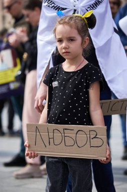Küçük Ukraynalı kız kayıp ve yakalanan sivillere adanmış bir halk gösterisinde 