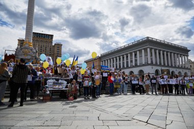 Ukrayna halkının büyük bir kısmı Rus esaretini protesto etti ve yakalanan sivillerin ve askerlerin Rus hapishanelerinden çıkarılmasını talep etti. Kyiv - 6 Nisan 2024