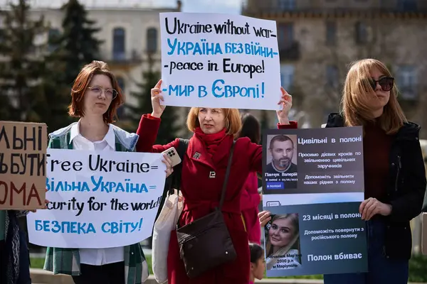 ウクライナの女性は ロシアの侵略に対する集会で 戦争のないウクライナ ヨーロッパの平和 という旗を掲げている キエフ 2024 ロイヤリティフリーのストック写真
