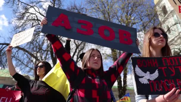 ウクライナの活動家は ウクライナの捕らえられた守備隊 マリポルとドンバスにあるアゾフの工場に捧げられた一般集会で アゾフ という旗を掲げている キエフ 2024 — ストック動画