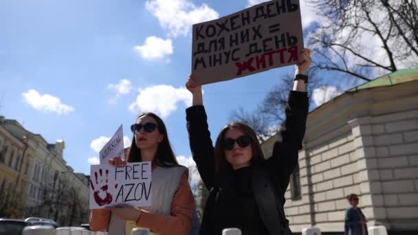 ウクライナの若い女性は ロシアの刑務所から捕らえられたウクライナ兵士を釈放するためのデモンストレーションで フリーアゾフ 毎日の全人生を意味する とデモを行った キエフ 2024 — ストック動画
