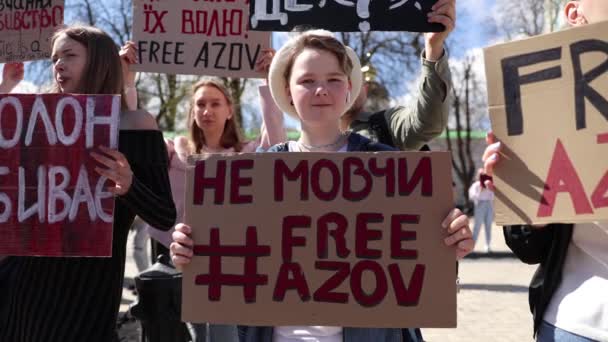年轻的乌克兰人举着横幅 不要沉默 释放阿佐夫 关于释放被俄罗斯入侵的马里乌波尔市被俘虏的维护者的公众示威 2024年4月7日 — 图库视频影像
