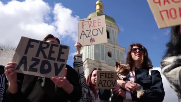Mujeres Ucranianas Manifestándose Con Pancartas Free Azov Mitin Por Liberación — Vídeos de Stock