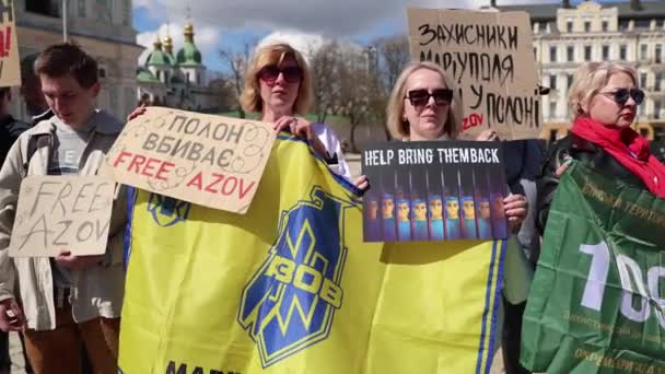 Украинские Женщины Плакатами Свободу Азову Верни Публичной Акции Протеста Киеве — стоковое видео