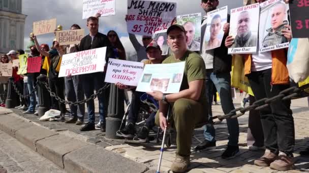 受伤的乌克兰士兵举行示威 要求从俄罗斯监狱释放被俘军人 2024年4月7日 — 图库视频影像
