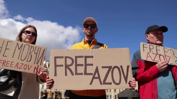Ουκρανοί Ακτιβιστές Διαδηλώνουν Πανό Free Azov Κίεβο Απριλίου 2024 — Αρχείο Βίντεο