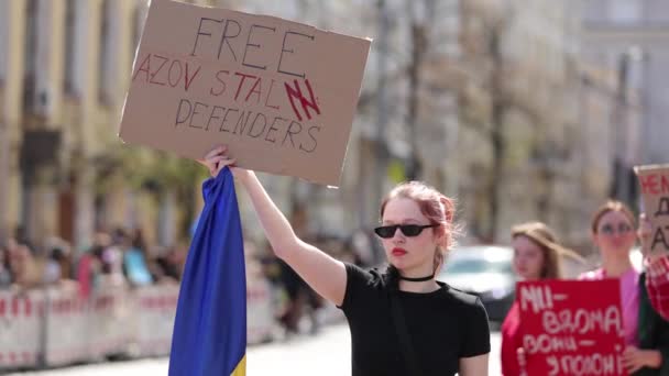 Fille Ukrainienne Manifestant Avec Bannière Défenseurs Azovstal Libres Lors Rassemblement — Video