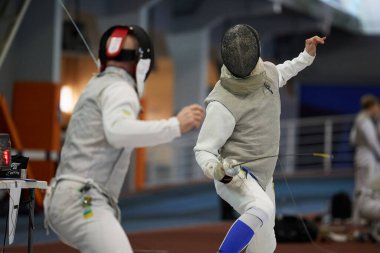 Genç Ukraynalı eskrimciler Ukrayna Ulusal Eskrim Şampiyonası 'nda çiş kılıçlarıyla dövüşüyor. Kyiv - 30 Mart 2024