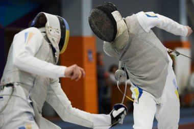 Eskrimciler, Ukrayna Ulusal Eskrim Şampiyonası 'nda çiş kılıçlarıyla dövüşürler. Kyiv - 30 Mart 2024