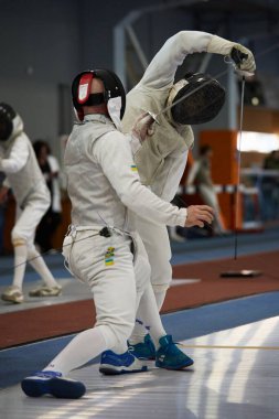 Profesyonel eskrimciler Ukrayna Ulusal Eskrim Şampiyonası 'nda kapalı spor sahasında yakın dövüştüler. Kyiv - 30 Mart 2024