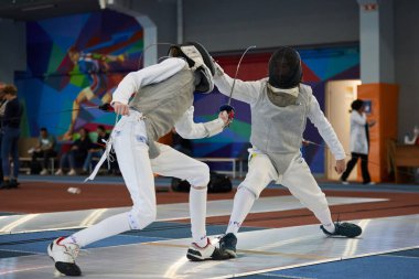 Ukrayna Ulusal Eskrim Şampiyonası sırasında bir spor sahasında dövüşen eskrimciler. Kyiv - 30 Mart 2024
