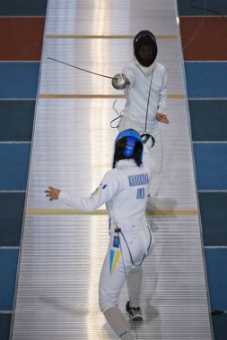 Kadın eskrimciler, Ukrayna Ulusal Eskrim Şampiyonası 'nda spor sahasında özel eskrim pistinde dövüşürler. Kyiv - 30 Mart 2024